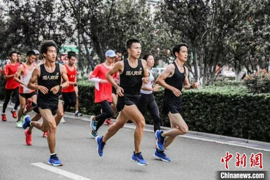 中国马拉松 突破中“竞速”