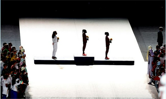 最有庆典感的面容 马拉松授奖为安在遣散式上