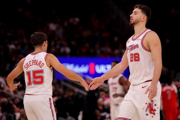 3分惜败！乌度卡发火判罚，申京盛赞约基奇，后者：别拿咱们比拟