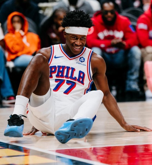 费城糊口最强一战！乔治小节14分多样续命，35+7三分，好意思球迷直言泪目了