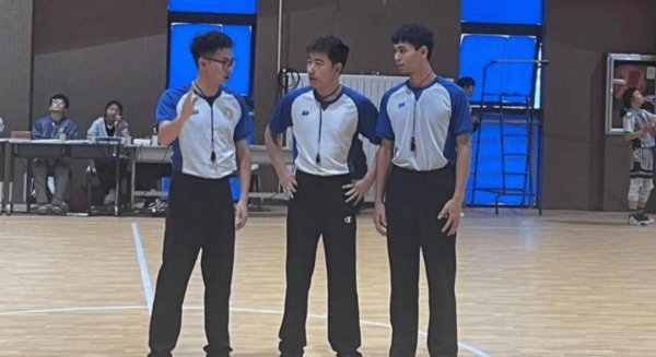 没思到杨鸣当着满场不雅众的面果敢抑遏赵睿真假摔，比赛争议让裁判判罚成焦点，辽宁北京对决激勉网友热议