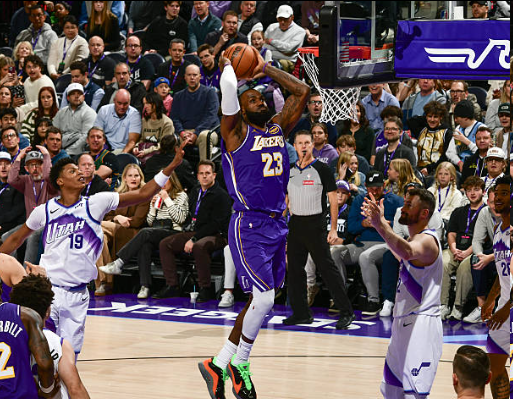 詹姆斯40岁后5次25分10助！赛后：很谢意膝盖被撞但莫得出事