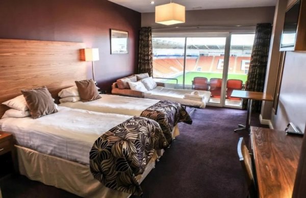 太阳报: 一球迷订布莱克浦球场不雅赛房, 但却被条件拉上窗帘不成看