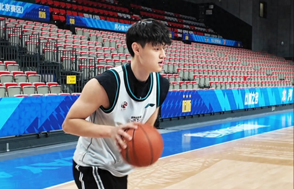 曾凡博刚遭手指脱臼, 陈盈骏呼吸长途, 2东谈主均踩场