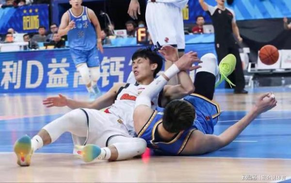 重办萨姆纳，坏心伤害周琦却坑了徐杰，杜锋有苦说不出，球迷盛怒