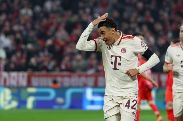 凯恩: 之前穆西亚拉便是咱们队内最出色球员, 能追想的确太好了