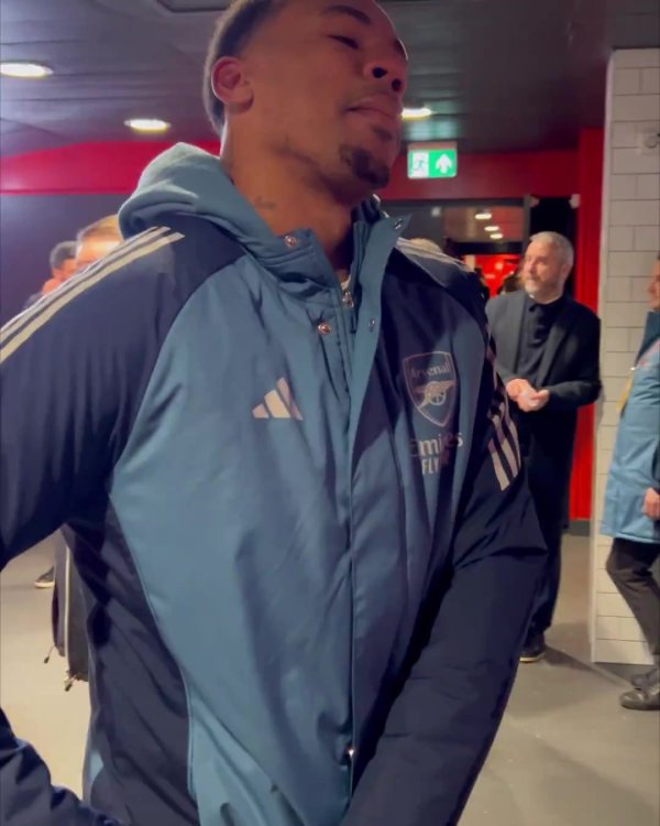 杀东谈主诛心😂加布赛后比划3分入袋，效法维拉中场奥纳纳庆祝