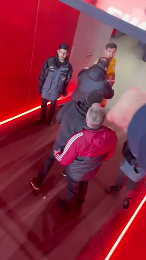 子虚致丢球！赛后大马丁离场时和球迷对骂，被责任主谈主员拉走